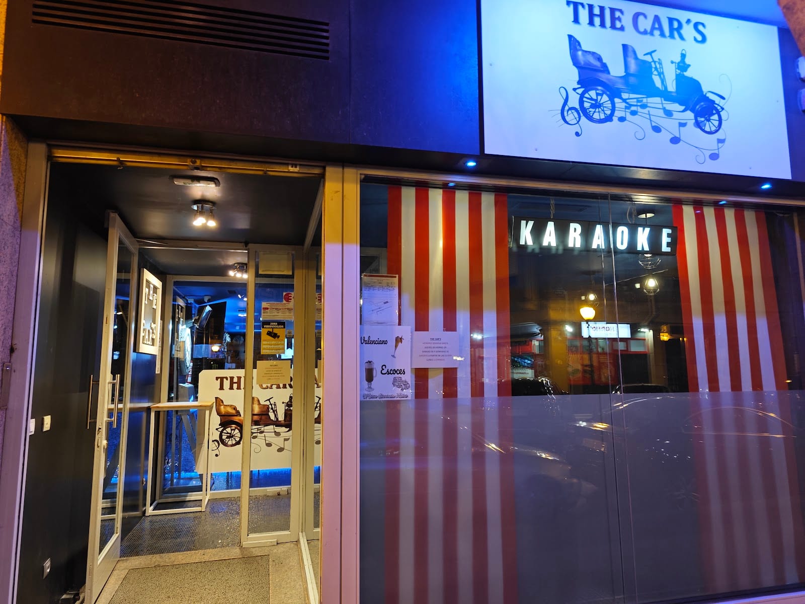 Fachada nocturna de Karaoke The Car's en Cosme Echevarrieta 3